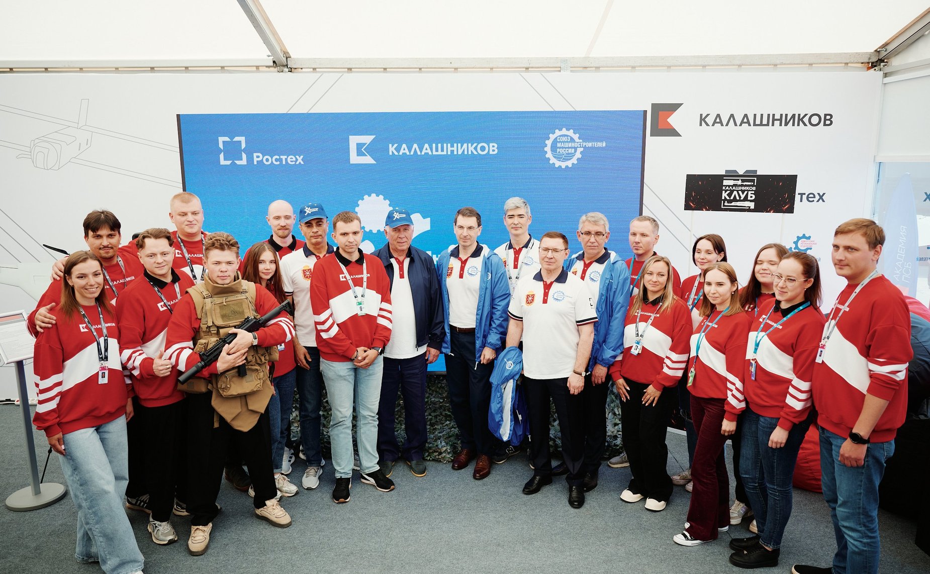 Владимир Якушев в ходе рабочей поездки в Тульскую область ознакомился с проектами участников Международного молодёжного промышленного форума «Инженеры будущего»