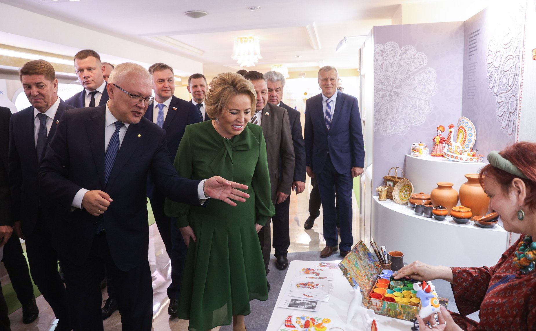 Валентина Матвиенко и Александр Соколов осмотрели выставку, посвященную истории и перспективным направлениям развития Кировской области