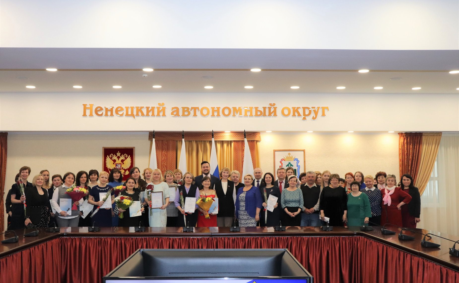 Римма Галушина вручила Благодарность Председателя Совета Федерации сотруднику библиотечной системы НАО