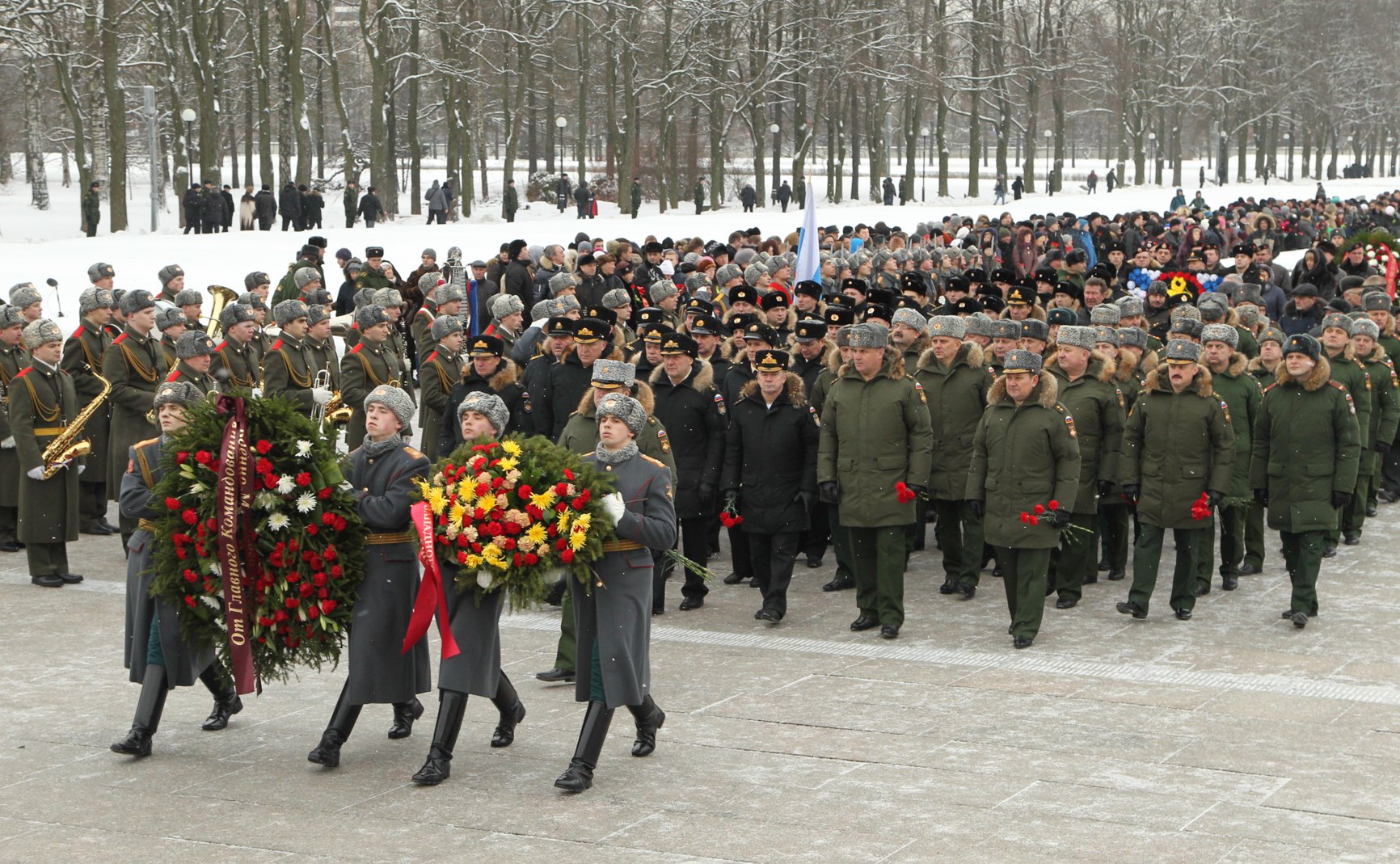 Церемония возложения венков на Пискаревском кладбище по случаю 71-й годовщины снятия блокады Ленинграда