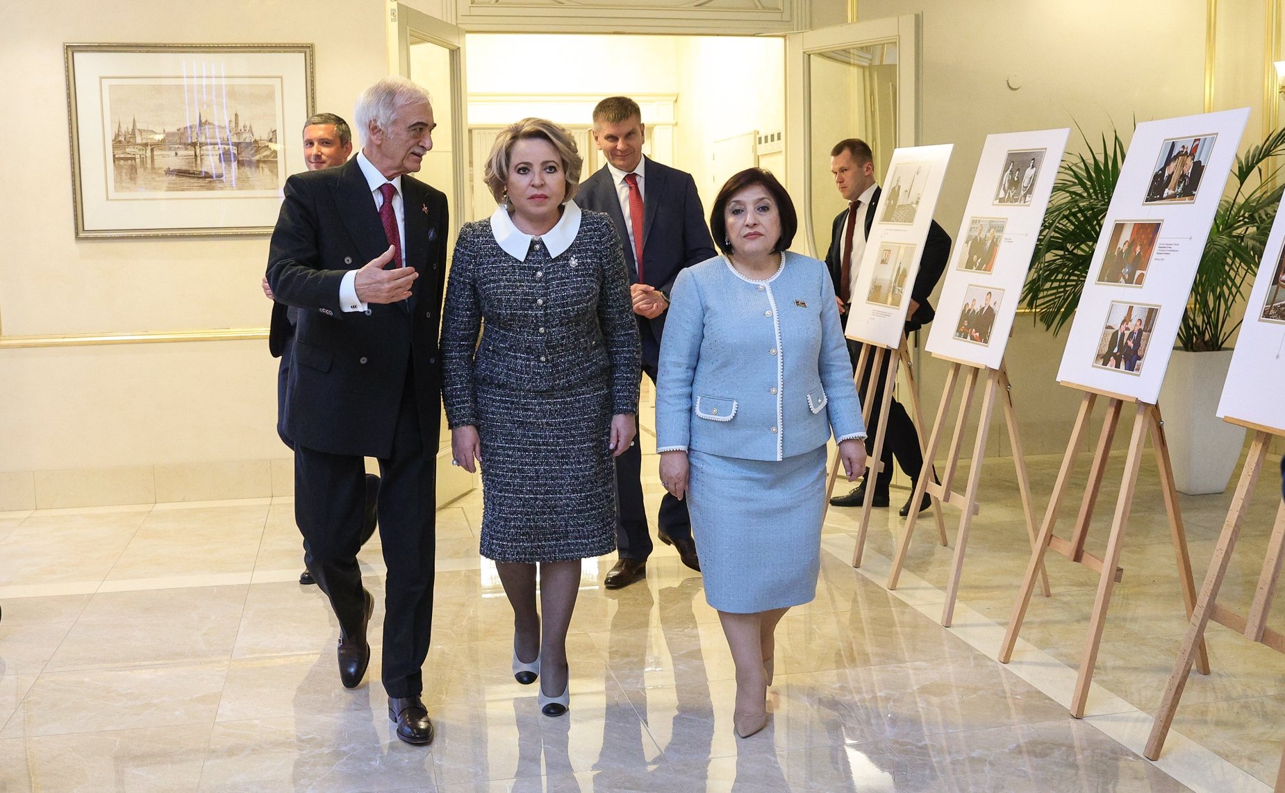 Валентина Матвиенко и Председатель Милли Меджлиса Азербайджанской Республики Сагиба Гафарова открыли в верхней палате российского парламента фотовыставку «В России часть моей души…», посвященную 100-летию со дня рождения Гейдара Алиева
