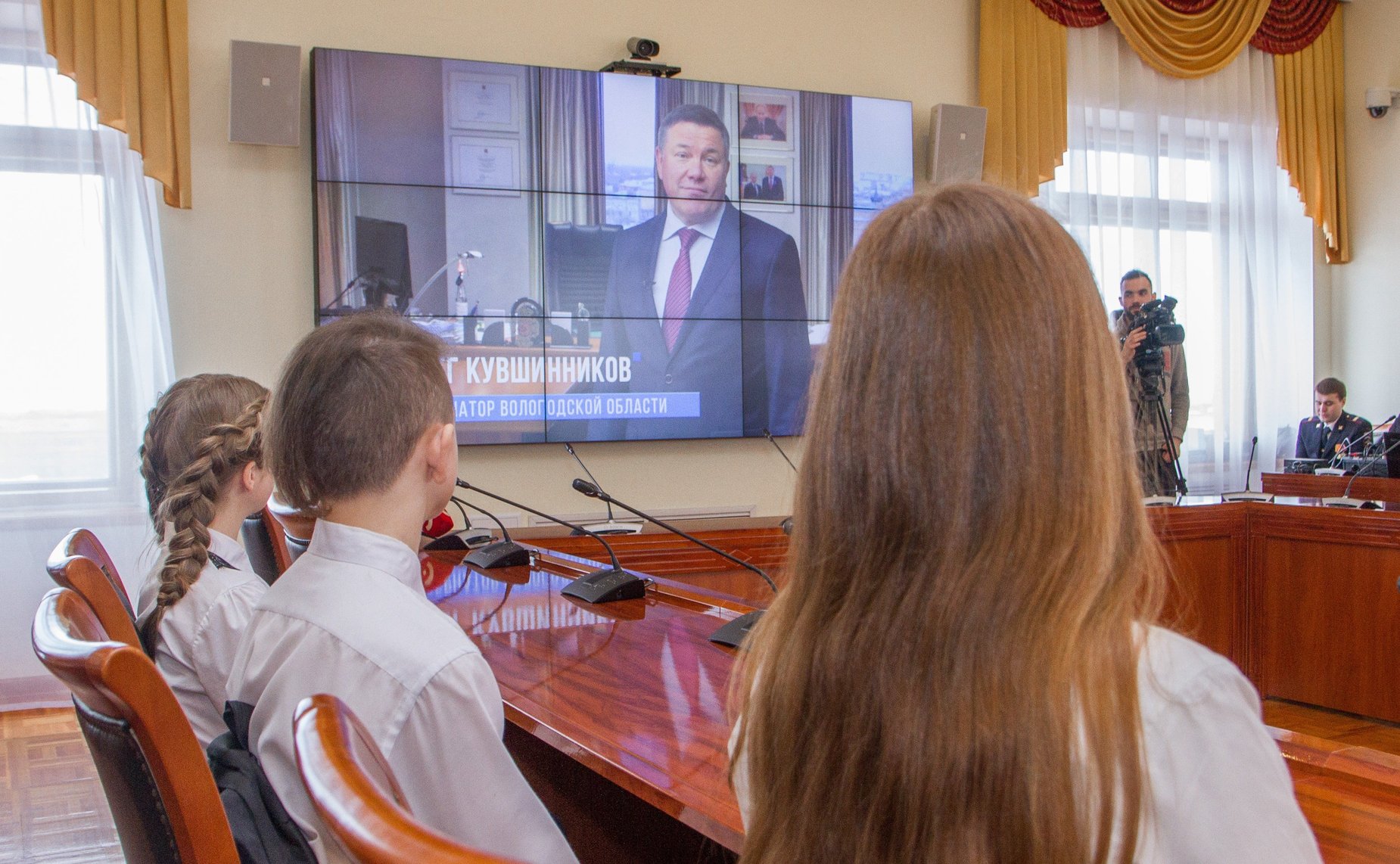 Юрий Воробьев вручил паспорта юным жителям Вологодской области