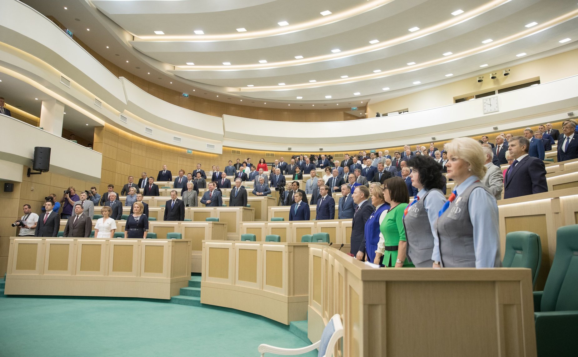Сенаторы исполняют гимн России перед началом 415-го заседания Совета Федерации