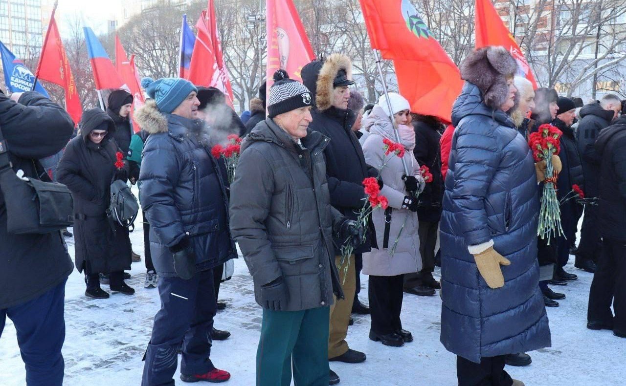 Маргарита Павлова в рамках поездки в регион приняла участие в церемонии возложения цветов и венков к челябинскому мемориалу «Доблестные сыны Отечества», прошедшей в честь Дня памяти о 35-летии вывода советских войск из Афганистана