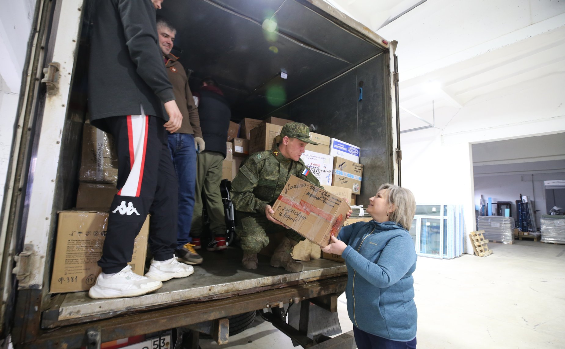 Елена Писарева в ходе рабочей поездки в регион приняла участие в отправке очередной партии груза военнослужащим, находящимся в зоне проведения СВО, и мирным жителям Донбасса