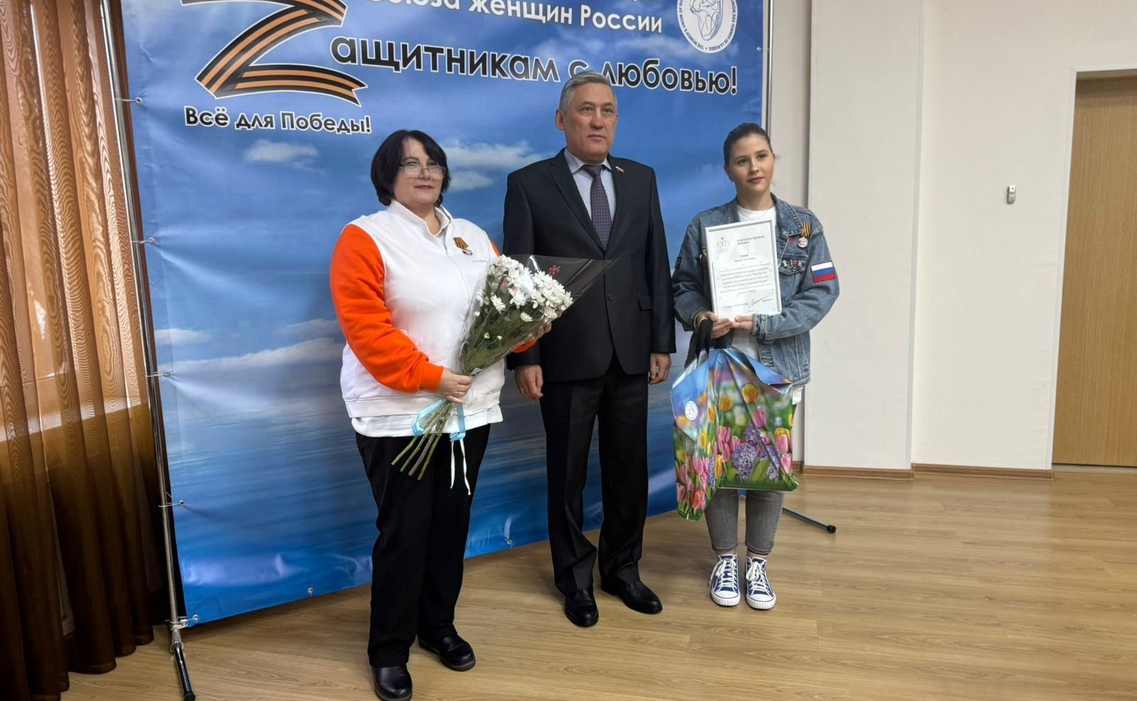 Юрий Валяев провел встречу с семьями-волонтерами в Еврейской автономной области