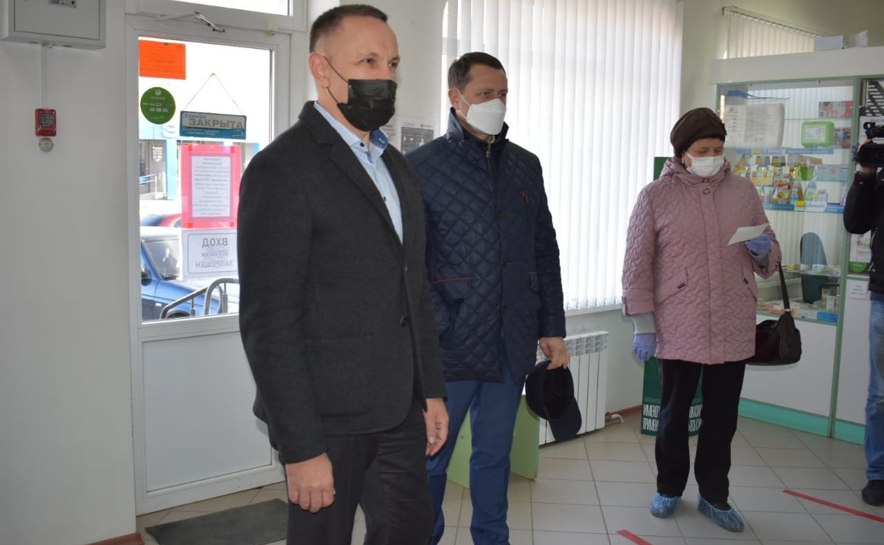 Олег Алексеев посетил Марксовский район Саратовской области и вручил Благодарность Председателя СФ медицинской сестре