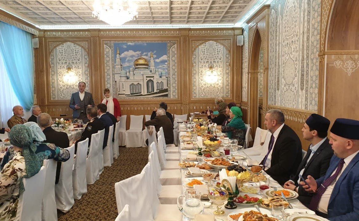 Нина Куликовских принимала участие в чествовании ветеранов Великой Отечественной войны, героя Советского Союза, участников движения поисковых отрядов в Московской Соборной мечети