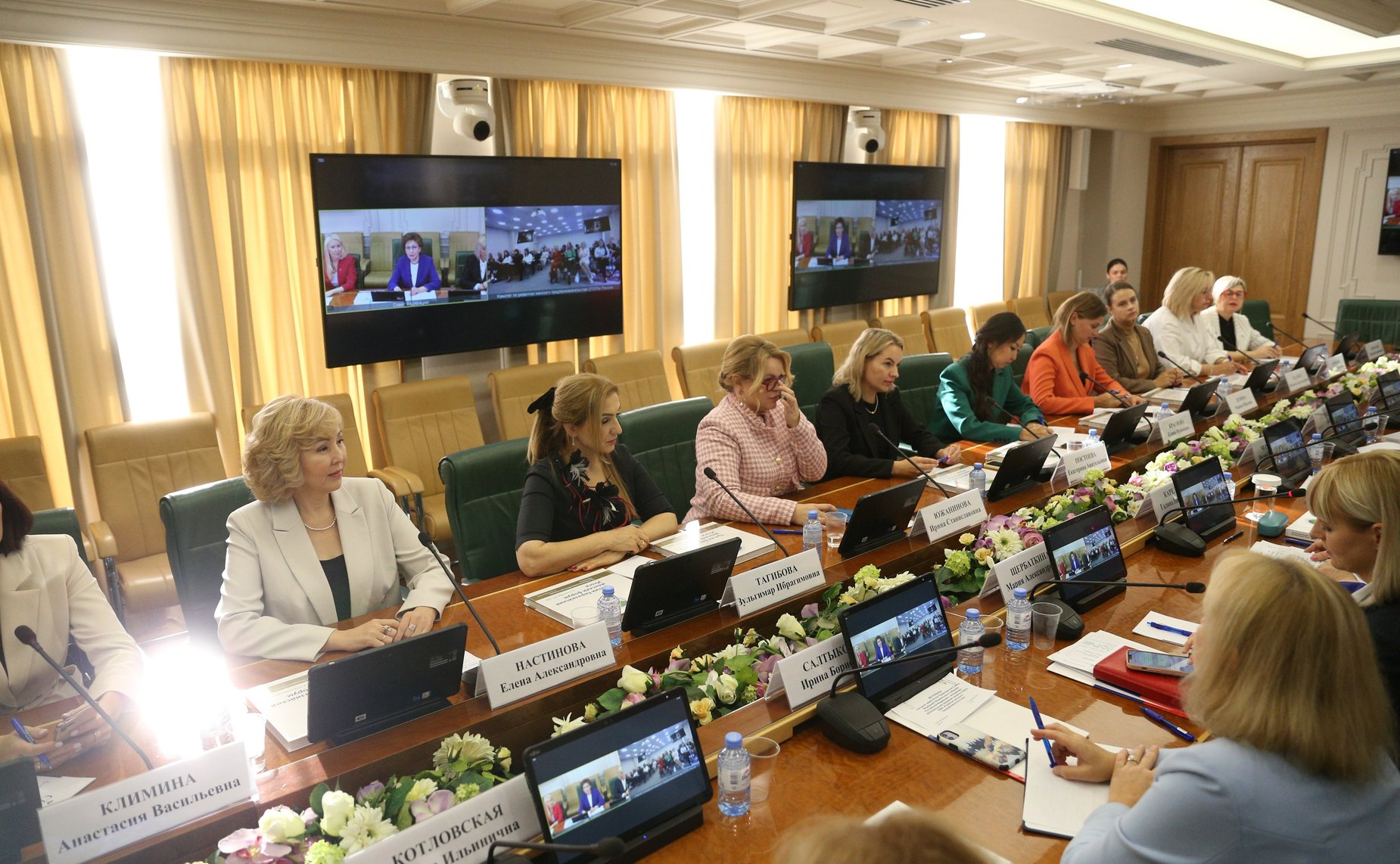 Заместитель Председателя Совета Федерации Галина Карелова провела встречу с региональными лидерами проекта Совета ЕЖФ «Развитие женского предпринимательства»