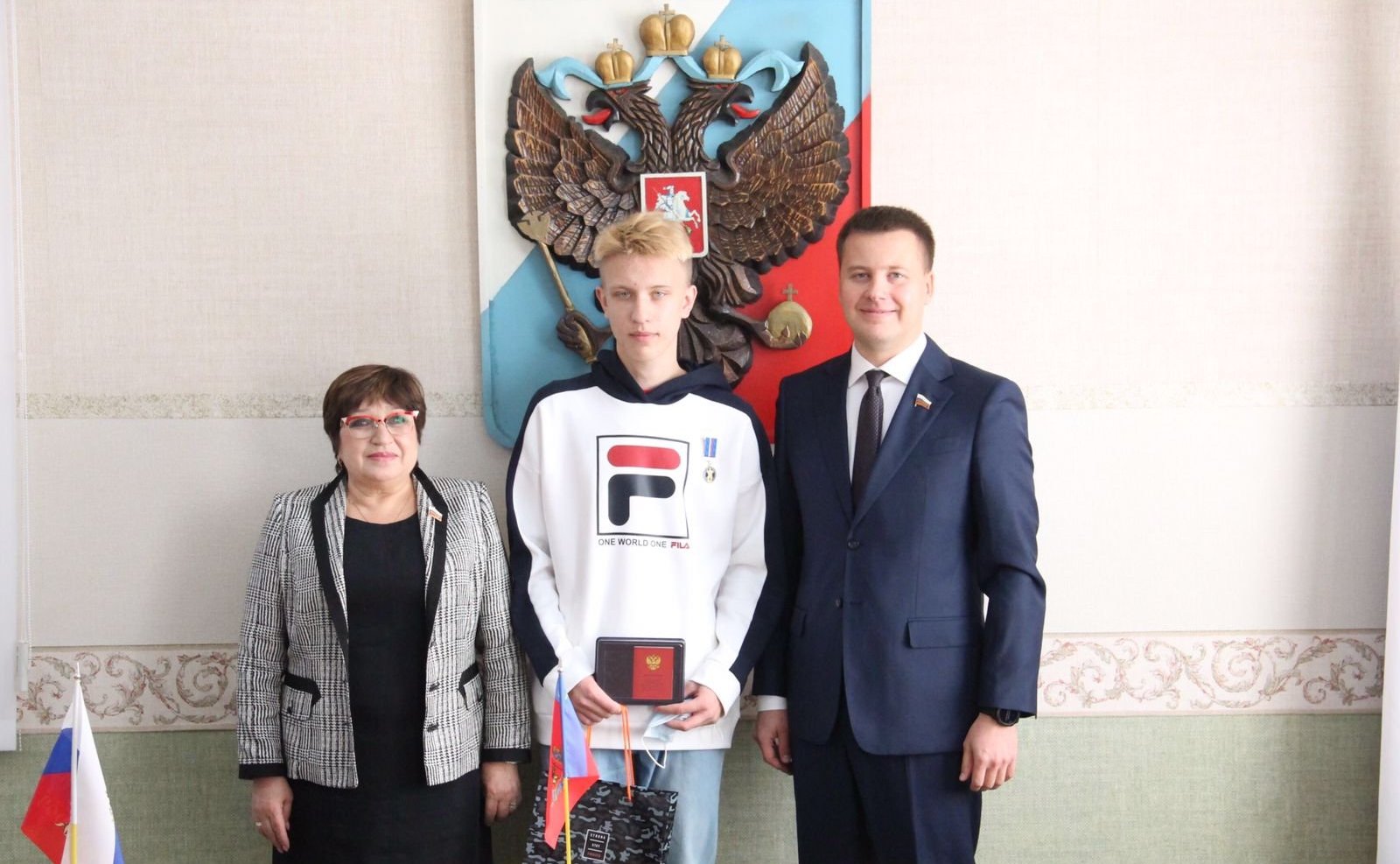 Ольга Хохлова и Александр Пронюшкин вручили школьнику Егору Федотову медаль Совета Федерации «За проявленное мужество»