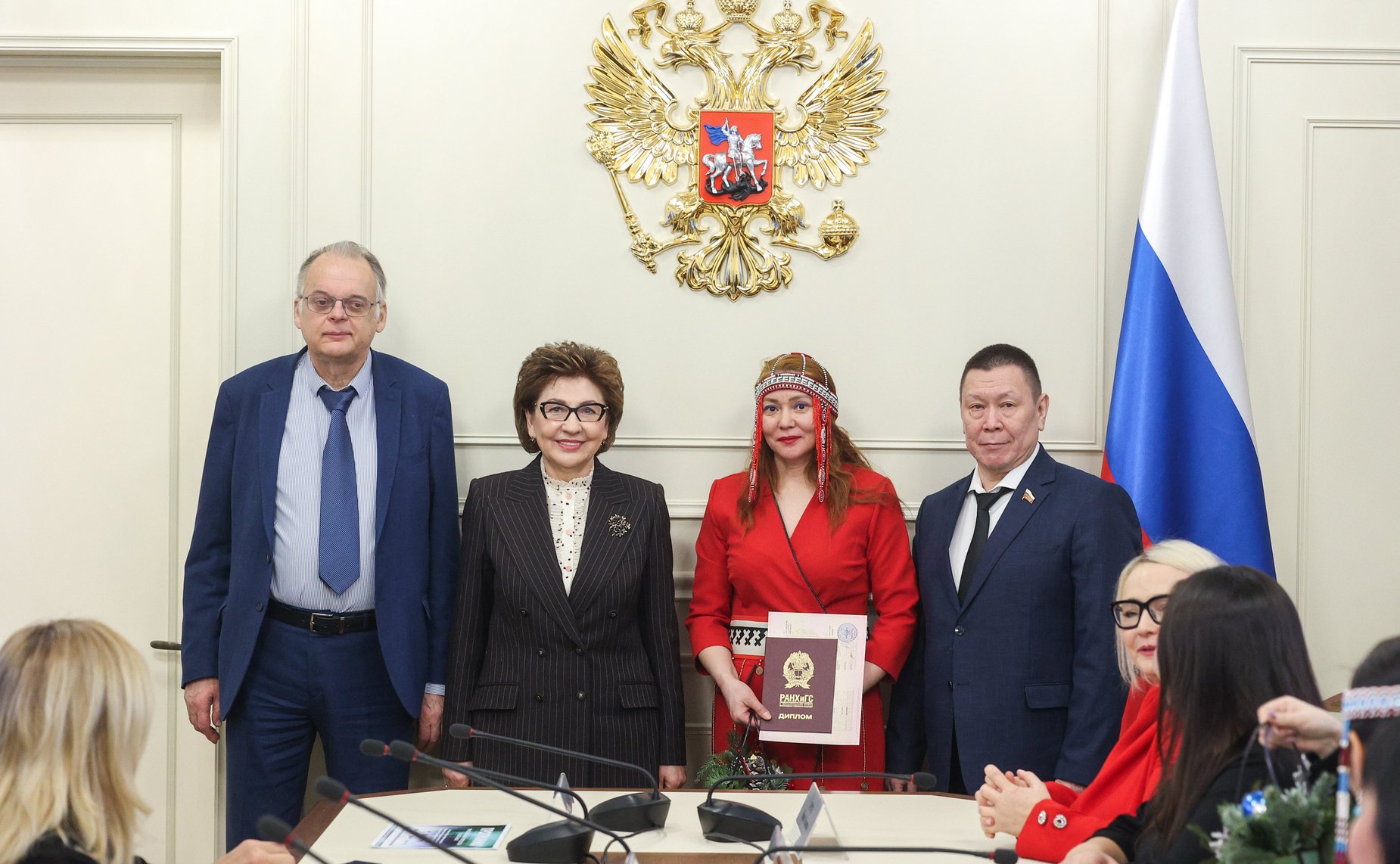 Награждение участников профессиональной переподготовки в сфере эффективных практик устойчивого развития коренных малочисленных народов Севера, Сибири и Дальнего Востока России