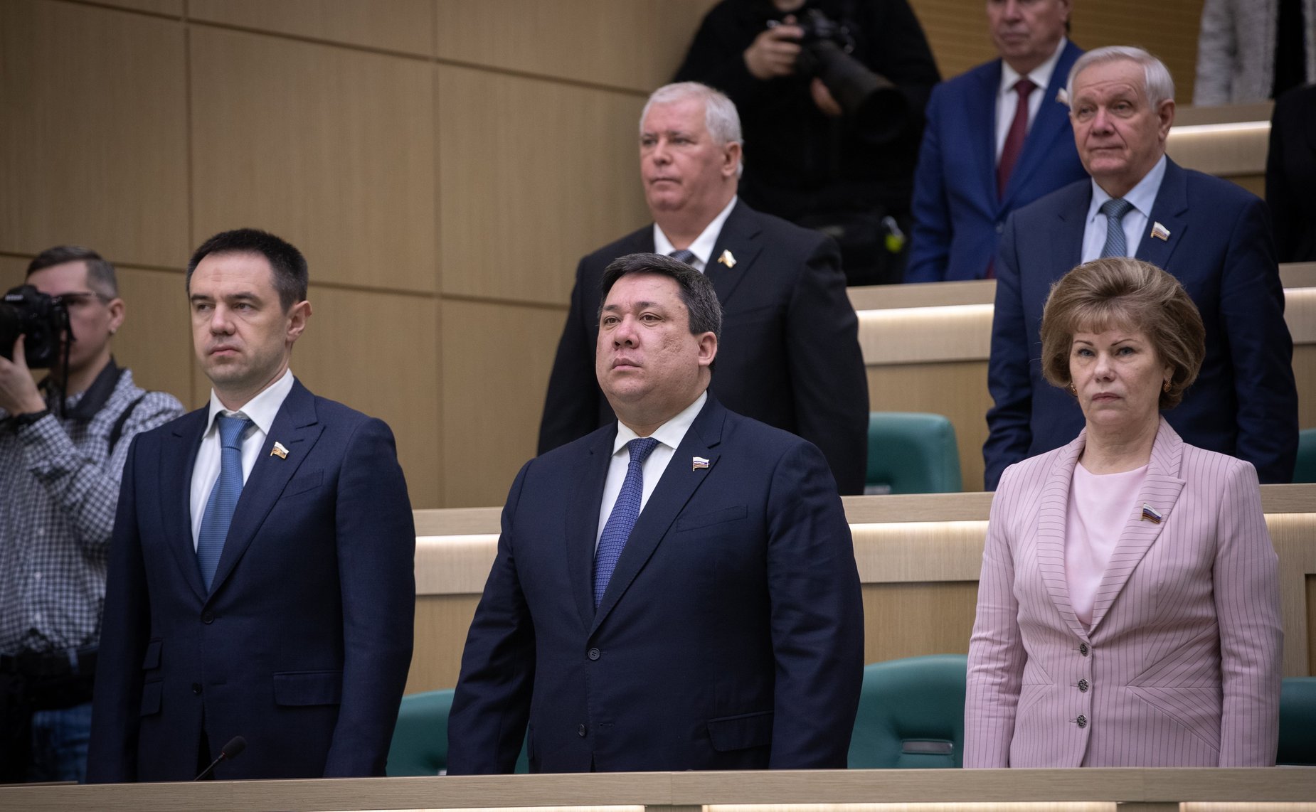 Сенаторы слушают гимн России перед началом 454-го заседания Совета Федерации