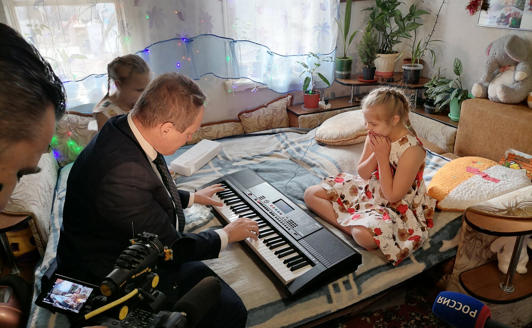 Александр Башкин исполнил новогодние желания юной астраханки и подростка из Донецкой Народной республики