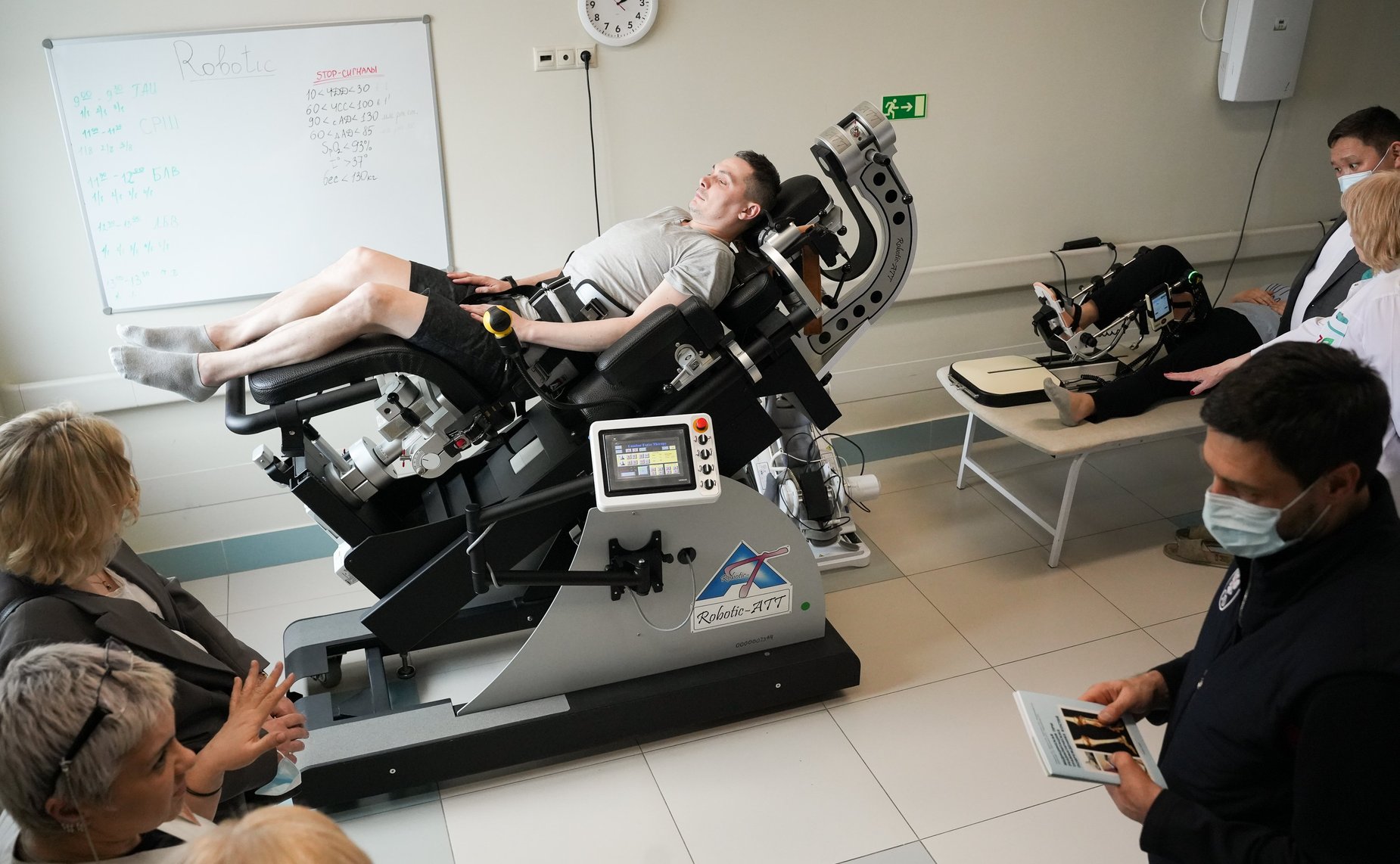 Сенаторы посетили госпиталь для ветеранов войн и Республиканский лечебно-реабилитационный центр на базе городской клинической больницы №7 им. М. Н. Садыкова