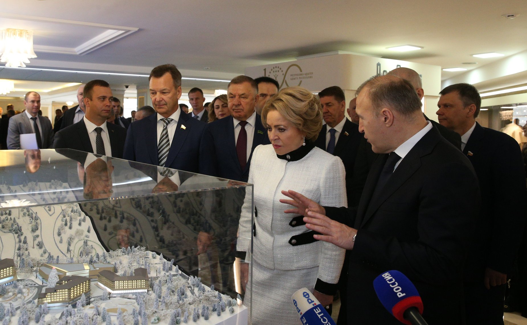Валентина Матвиенко и Мурат Кумпилов открыли в Совете Федерации выставку, посвященную столетию Республики Адыгея
