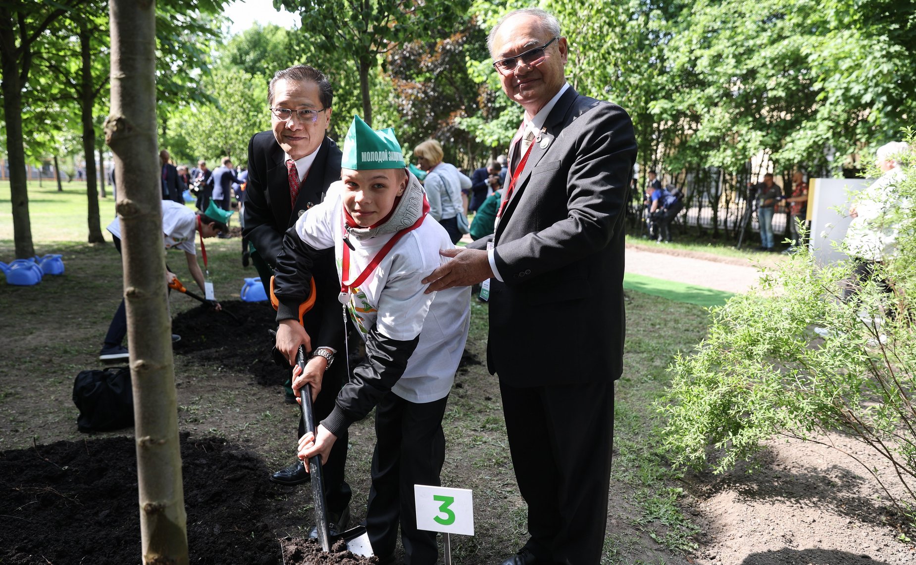 Высадка деревьев в Таврическом саду участниками X Невского международного экологического конгресса