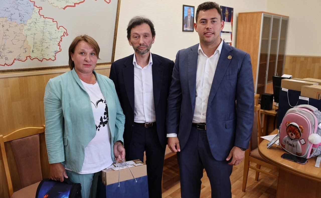 Максим Кавджарадзе и председатель Липецкого областного Совета депутатов Владимир Сериков накануне нового учебного года встретились с многодетными родителями и подарили ноутбуки школьникам Измалковского муниципального округа и Тербунского района