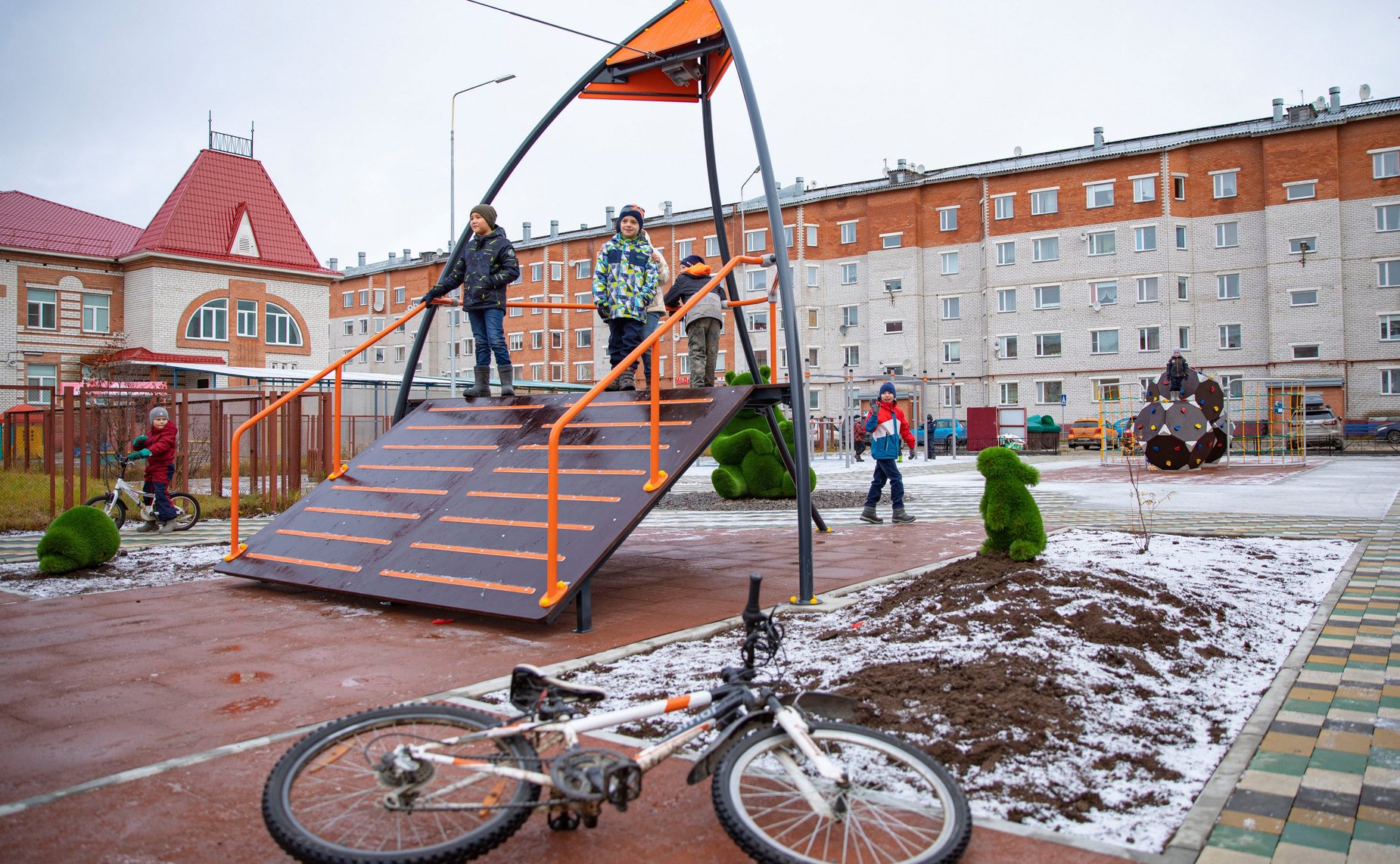 Денис Гусев в рамках работы в регионе принял участие в открытии спортивно-игровых кластеров и презентации туристического маршрута