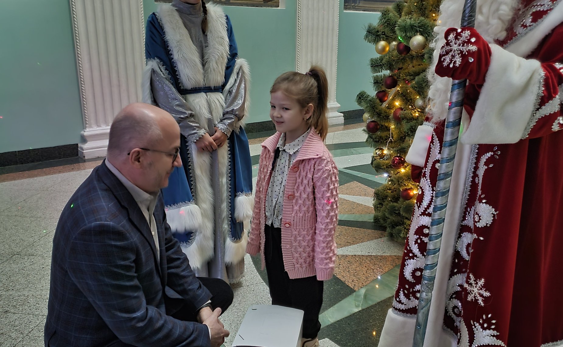 Олег Цепкин принял участие во Всероссийской благотворительной акции «Елка желаний» и исполнил мечту 7-летней Златы из города Аши