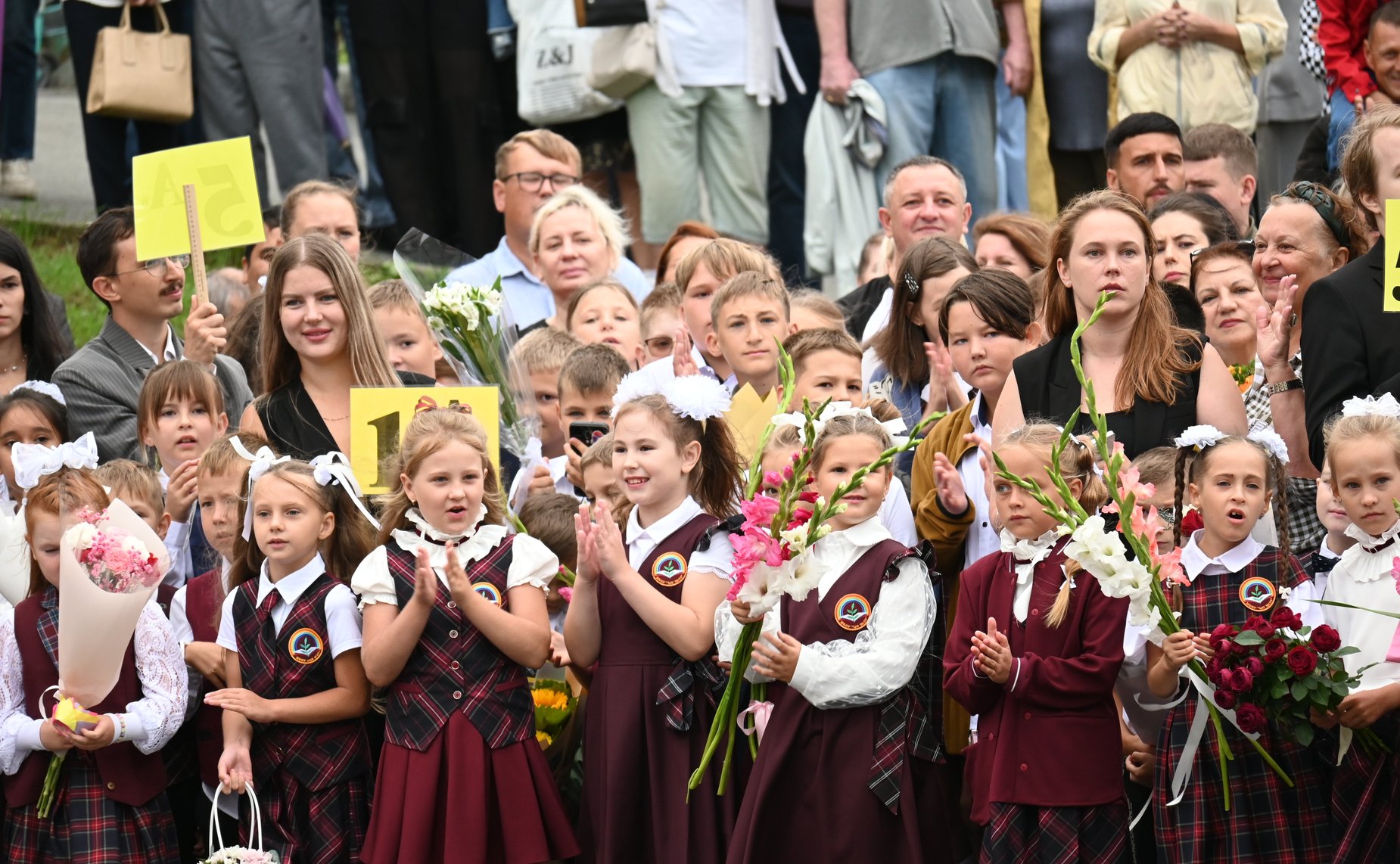 Александр Ролик в День знаний принял участие в торжественной линейке в школе № 39 г. Владивостока