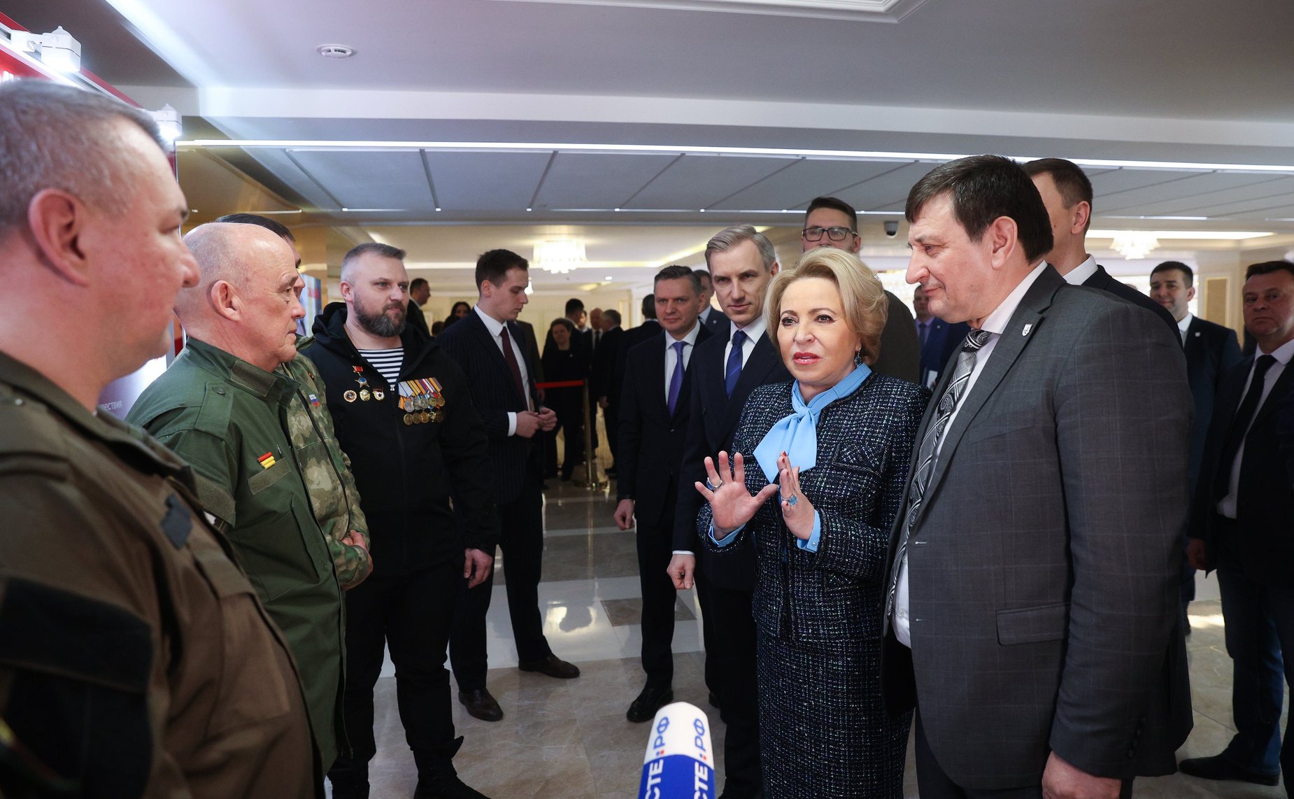 Валентина Матвиенко и Василий Анохин осмотрели выставку, посвященную истории, культуре и перспективным направлениям развития Смоленской области