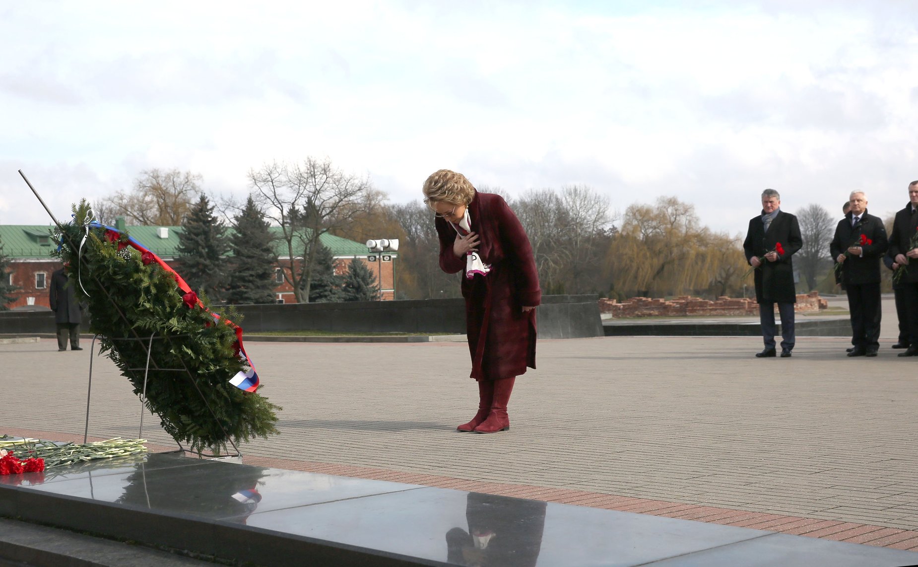Делегация Совета Федерации возложила венок и цветы к Вечному огню в Бресте