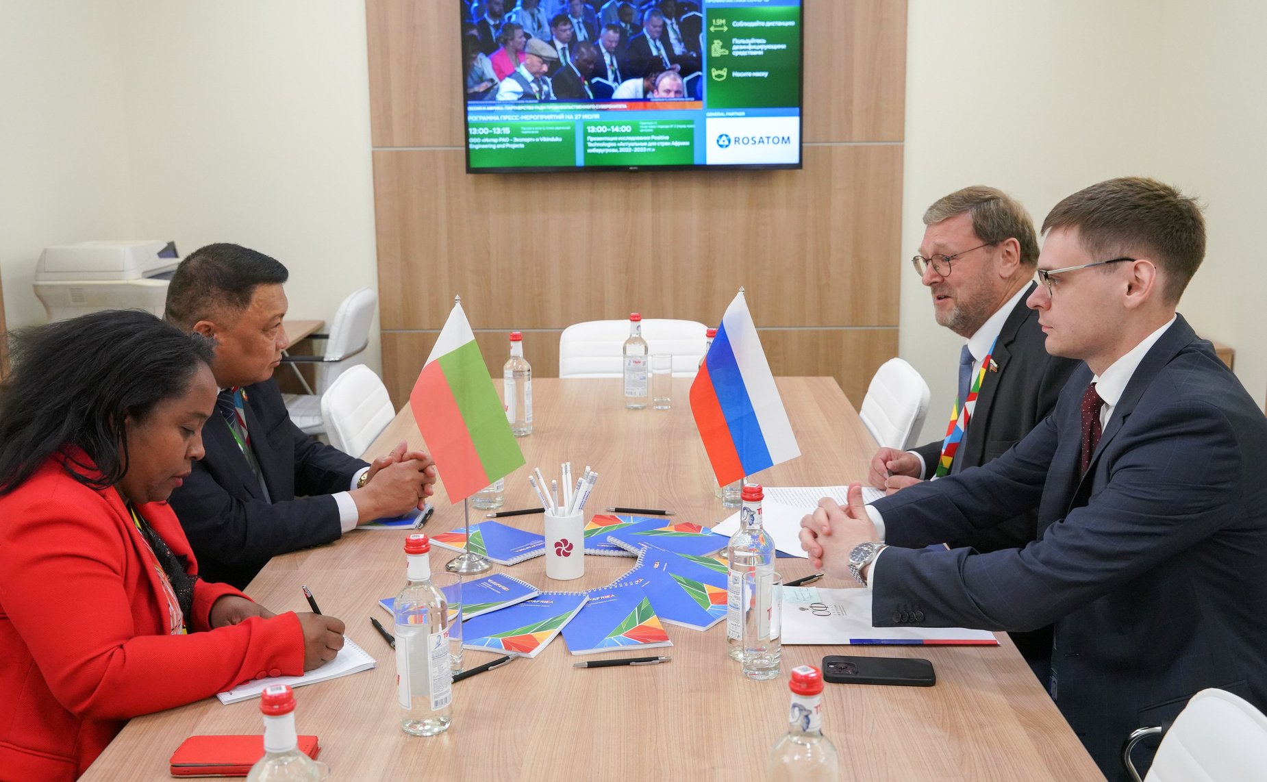 Заместитель Председателя СФ Константин Косачев провел встречу с Председателем Сената Республики Мадагаскар Херимананой Разафимахефой