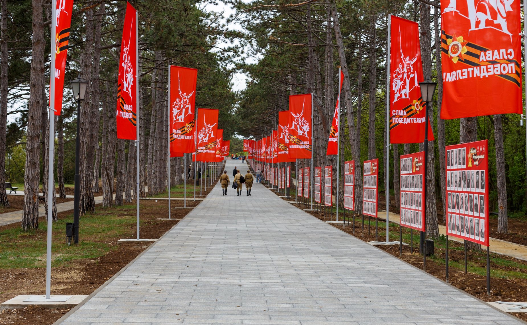 Церемония возложения цветов к обелиску Славы на Сапун-горе