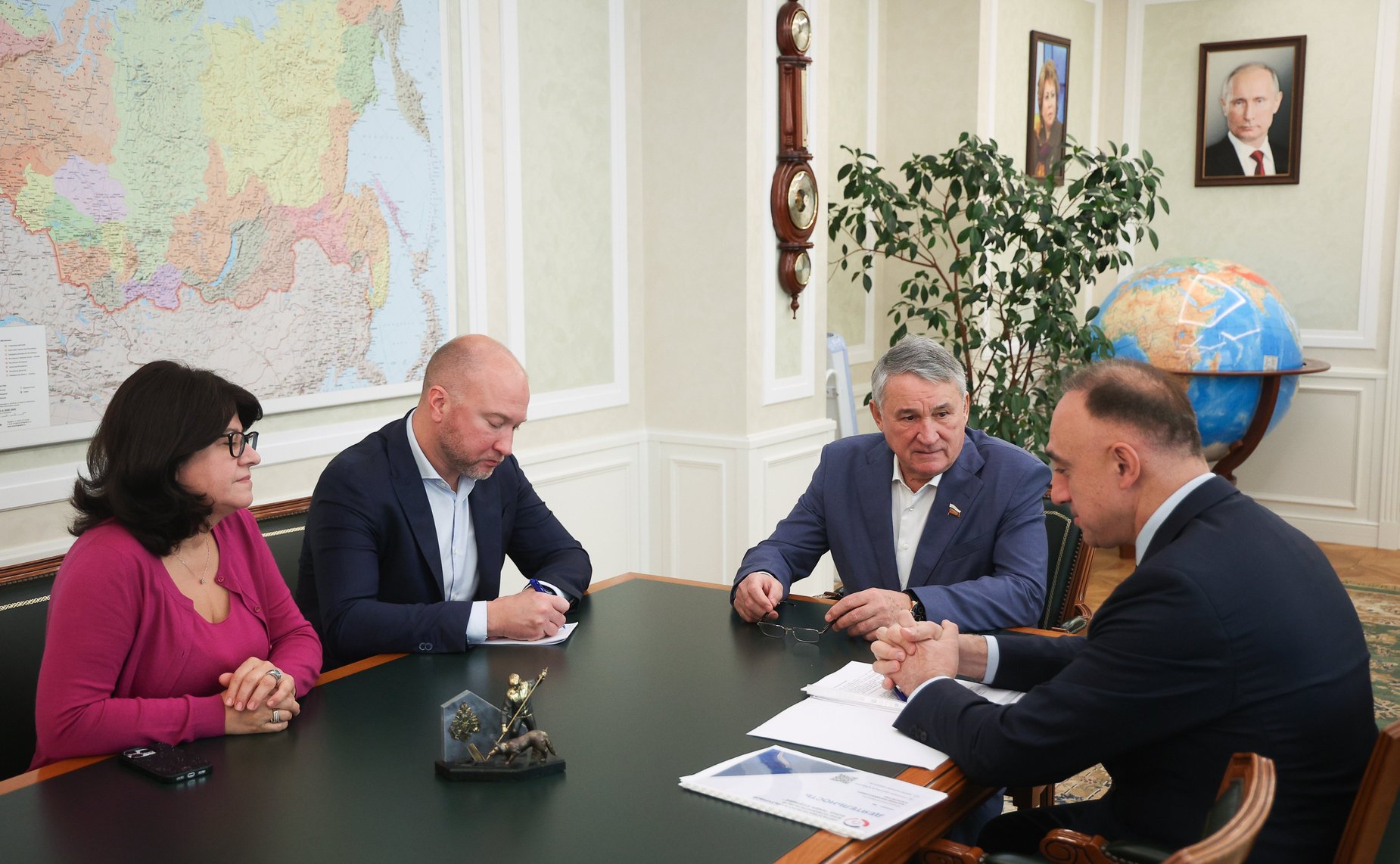 Рабочая встреча заместителя Председателя СФ Юрия Воробьева с Ваграмом Карапетяном, членом Экспертного совета МПК, исполнительным директором образовательно-культурного благотворительного фонда «Наше будущее»