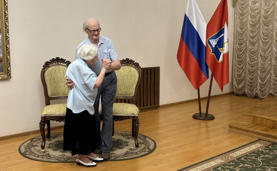Екатерина Алтабаева поздравила супружескую пару в Севастополе с 70-летним юбилеем совместной жизни