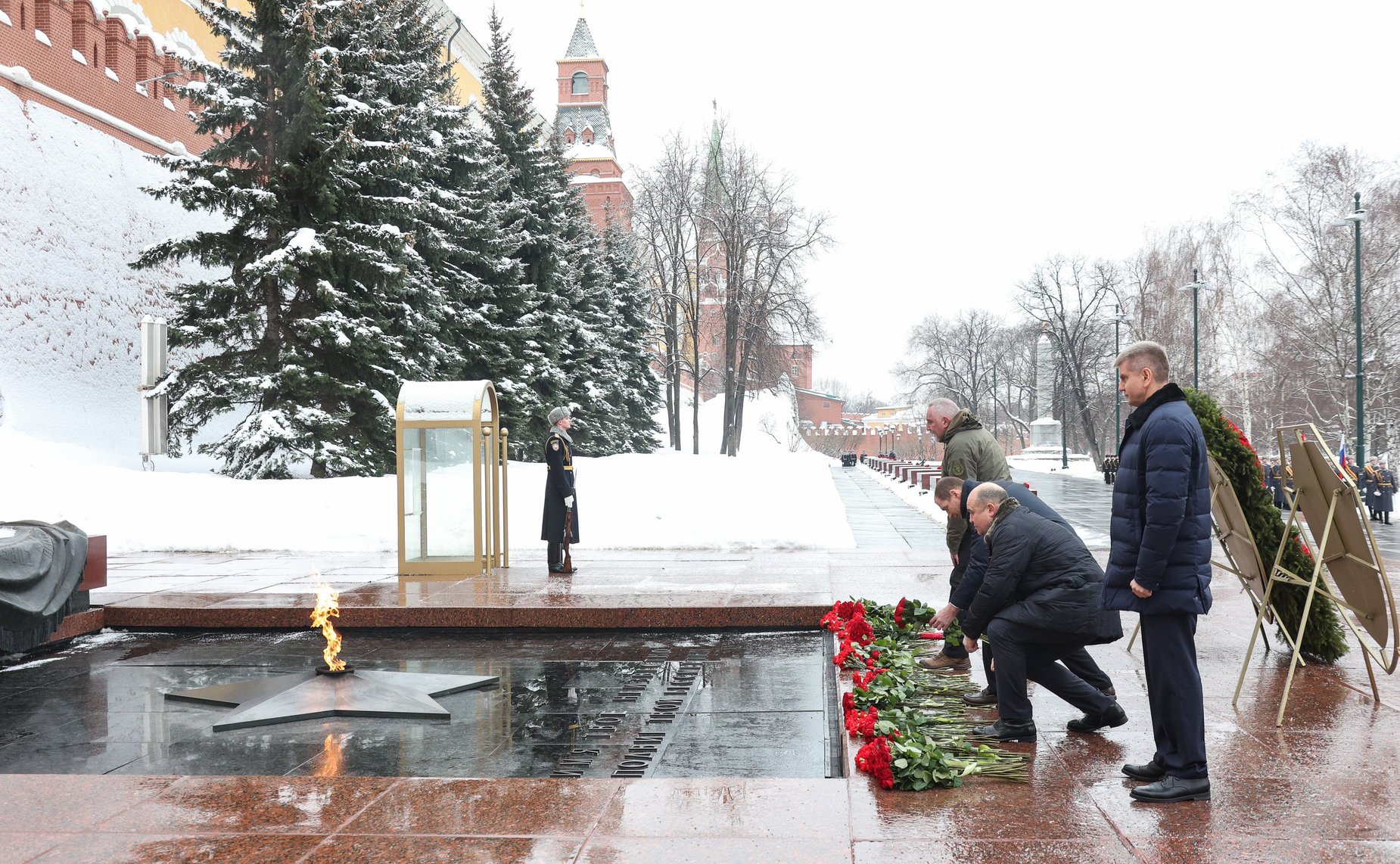 Председатель Совета Федерации Валентина Матвиенко и сенаторы РФ приняли участие в церемонии возложения цветов к Могиле Неизвестного Солдата