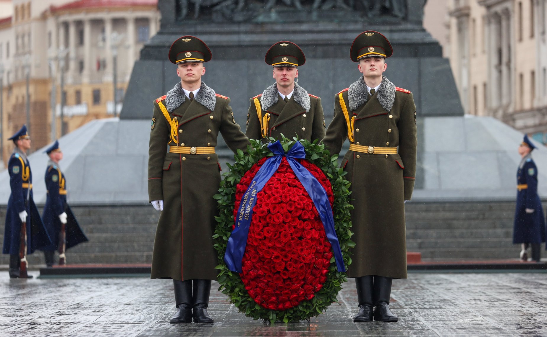 Заместитель Председателя Совета Федерации Инна Святенко приняла участие в Торжественном возложении цветов и венков к Монументу Победы