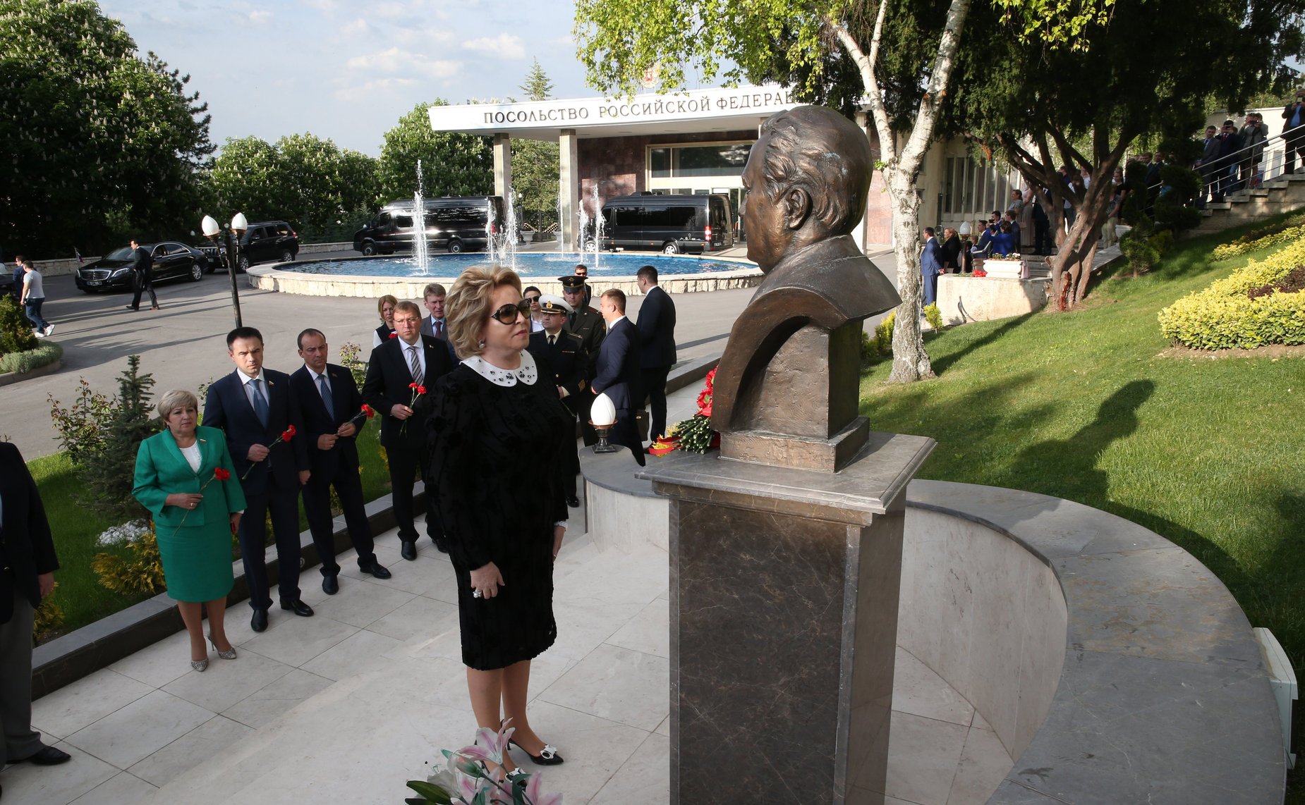 В. Матвиенко возложила цветы к памятнику Героя России, Чрезвычайного и Полномочного Посла А. Карлова