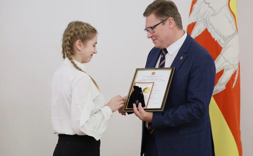 Маргарита Павлова в канун Дня народного единства вручила благодарности и призы школьникам — победителям VII Всероссийской творческой школы-конкурса «Портрет твоего края»