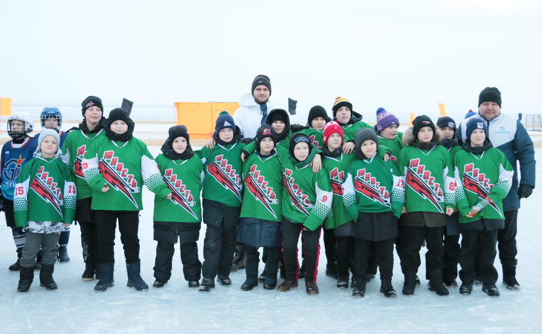 Александр Жуков принял участие в открытии хоккейного турнира, который проводится на территории курорта «Озеро Шира»