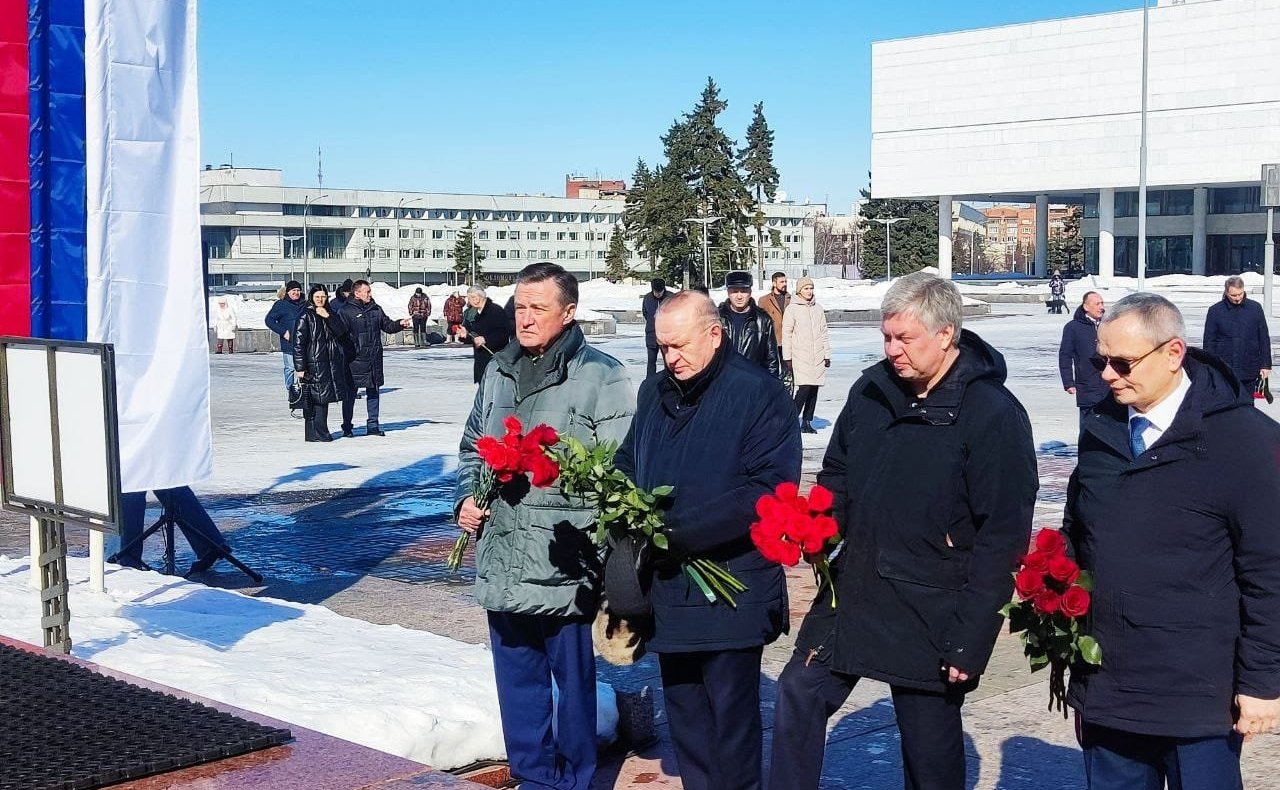 Сергей Рябухин принял участие в возложении цветов к памятнику Герою РФ подполковнику Д. А. Разумовскому