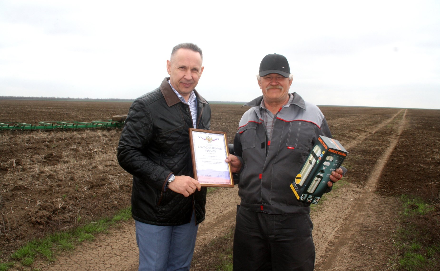 Олег Алексеев посетил крестьянское (фермерское) хозяйство и вручил механизаторам благодарственные письма и ценные подарки