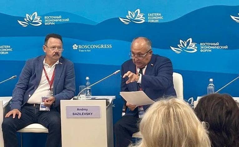 Андрей Базилевский посетил VII Восточный экономический форум, где состоялось обсуждение вопросов финансового просвещения волонтеров