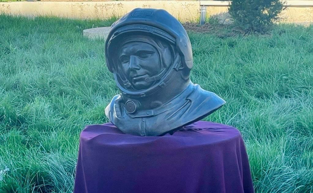 Церемония открытия в учебном заведении бюста Юрия Гагарина