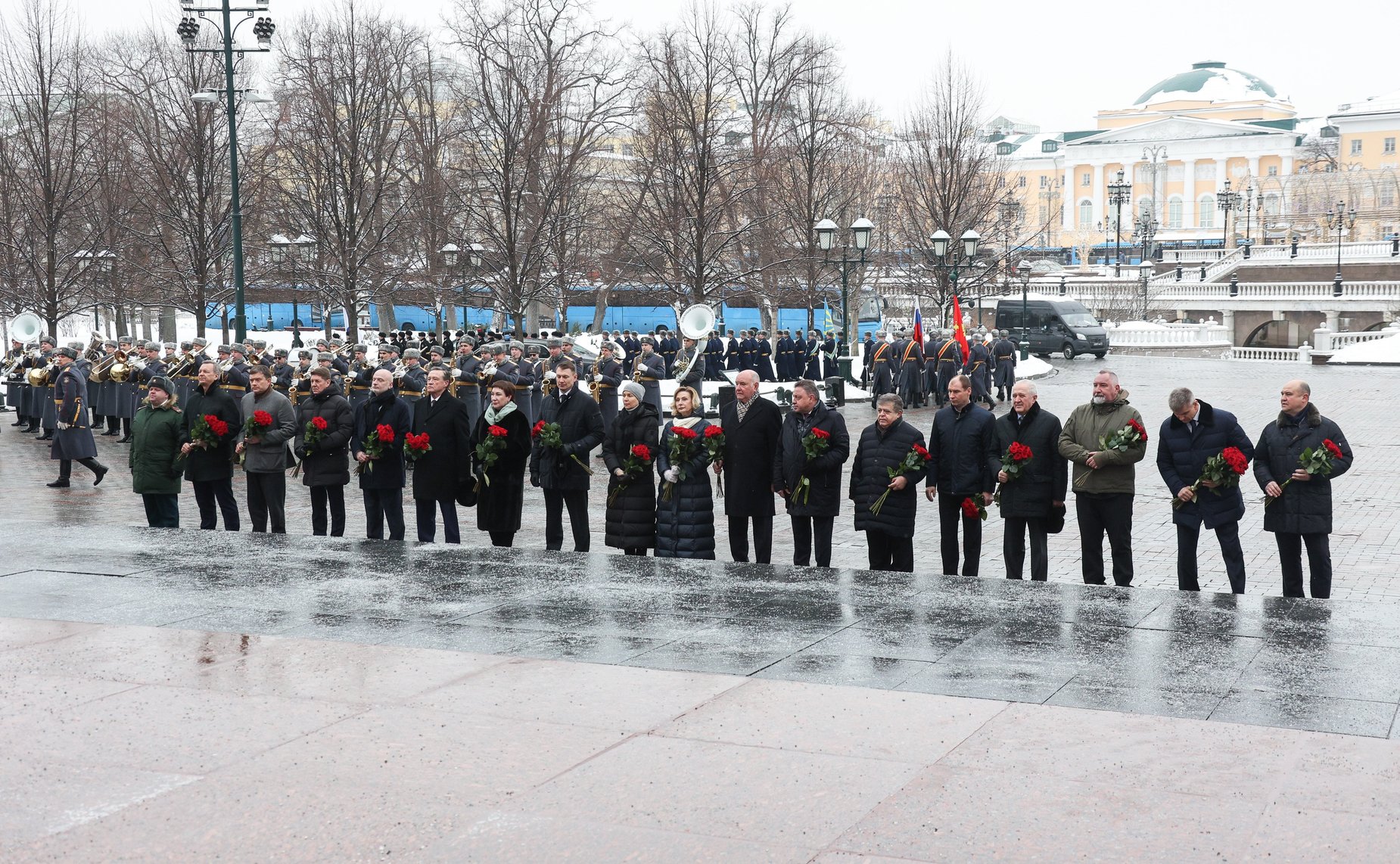 Председатель Совета Федерации Валентина Матвиенко и сенаторы РФ приняли участие в церемонии возложения цветов к Могиле Неизвестного Солдата