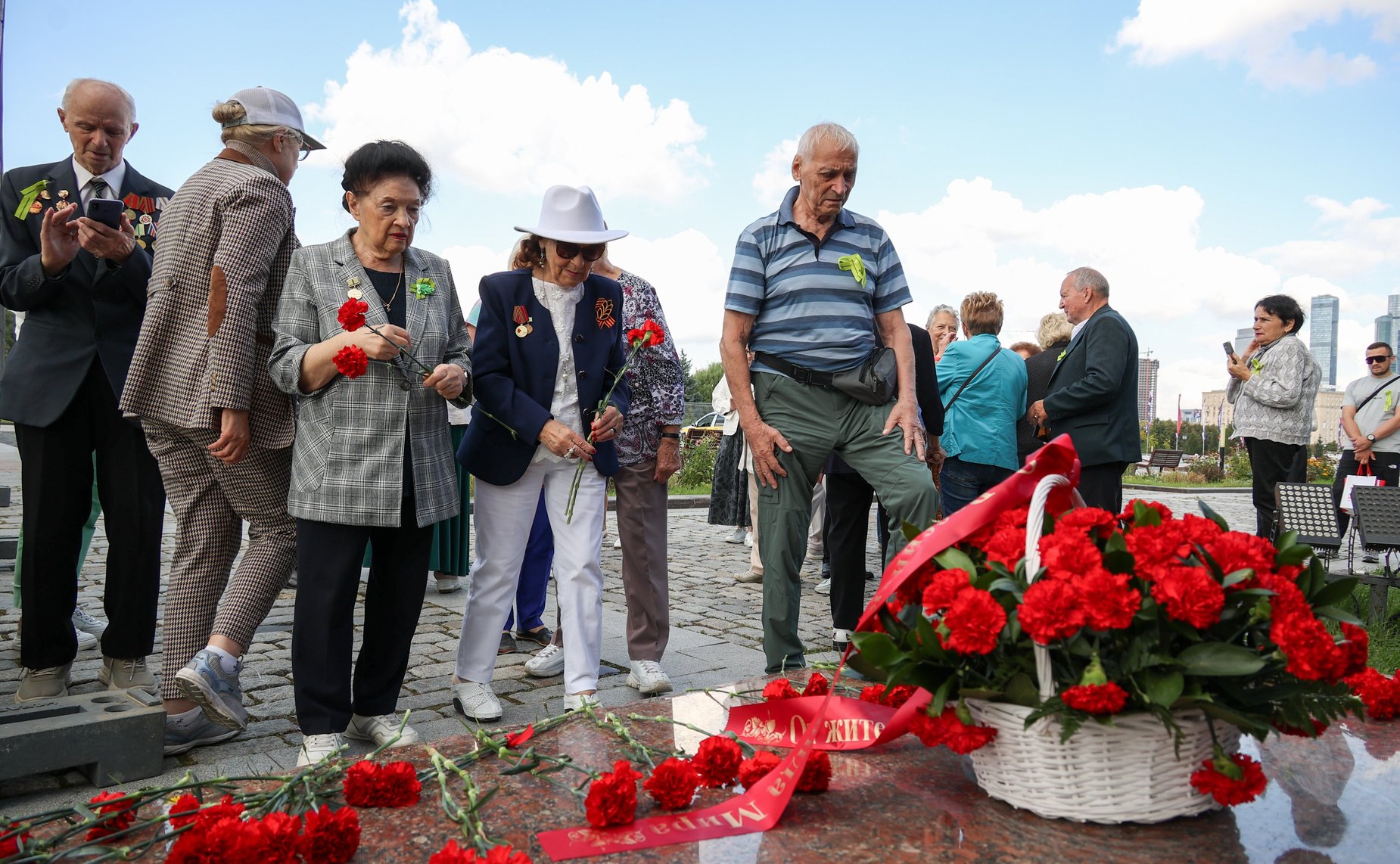 Возложение цветов делегации общества «Жители блокадного Ленинграда» к монументу «Ленинградский фронт» в Парке Победы