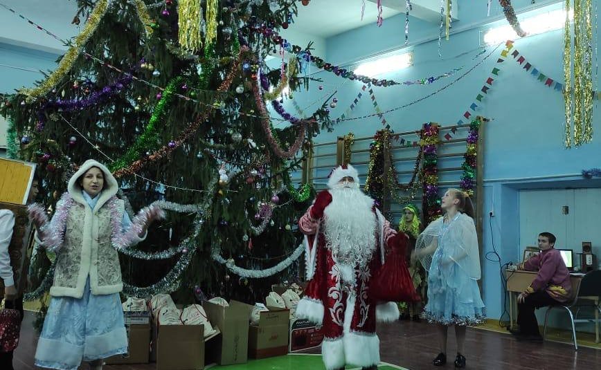 Вместе с Дедом Морозом и Снегурочкой на новогодней ёлке поздравляли детей-сирот Тельченской общеобразовательной школы-интерната Мценского района Орловской области