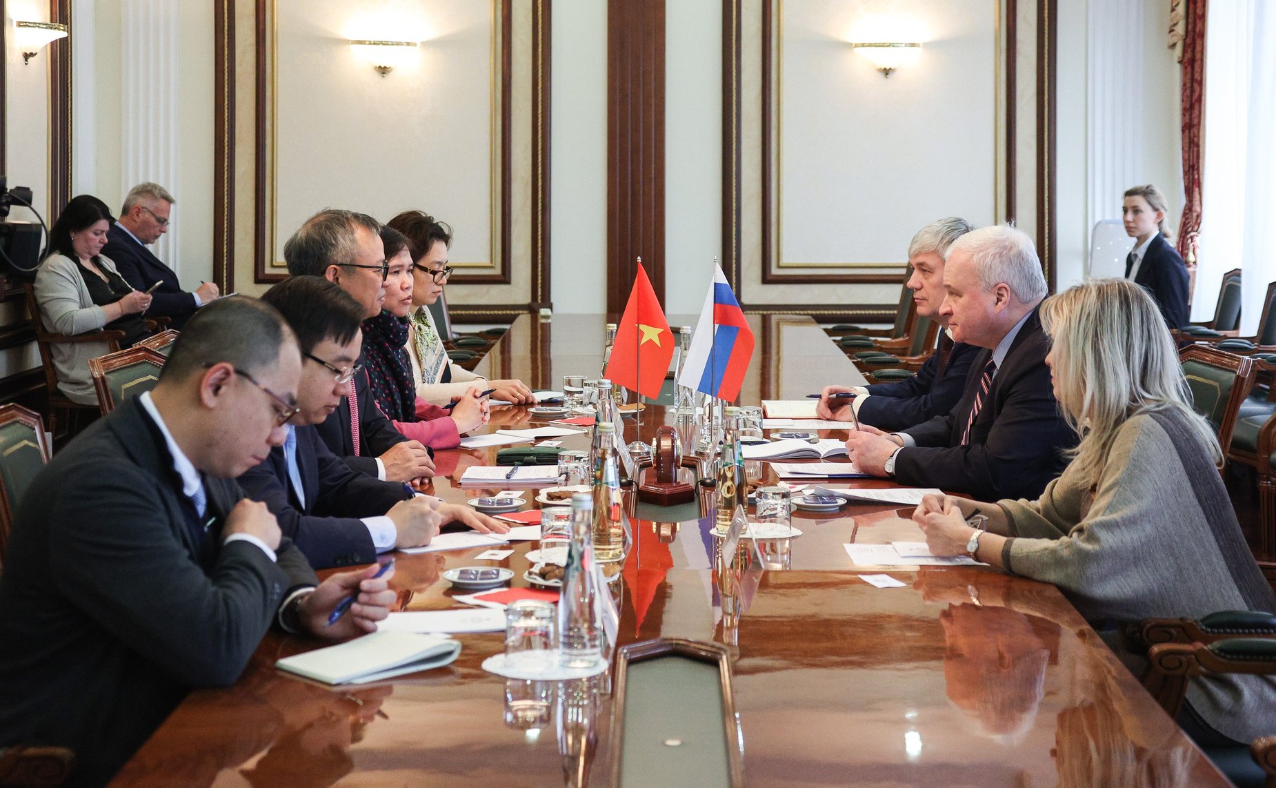 Встреча Андрея Денисова с заместителем председателя Комитета по международным делам Национального собрания Социалистической Республики Вьетнама