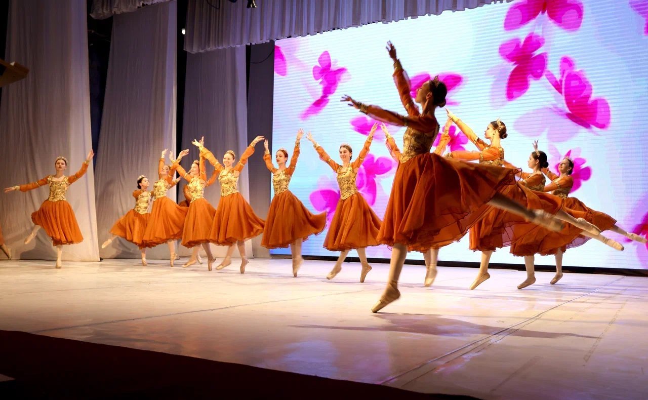 Торжественное собрание, посвященном празднованию Международного женского дня 8 Марта, прошло в Большом зале Национального театра РА