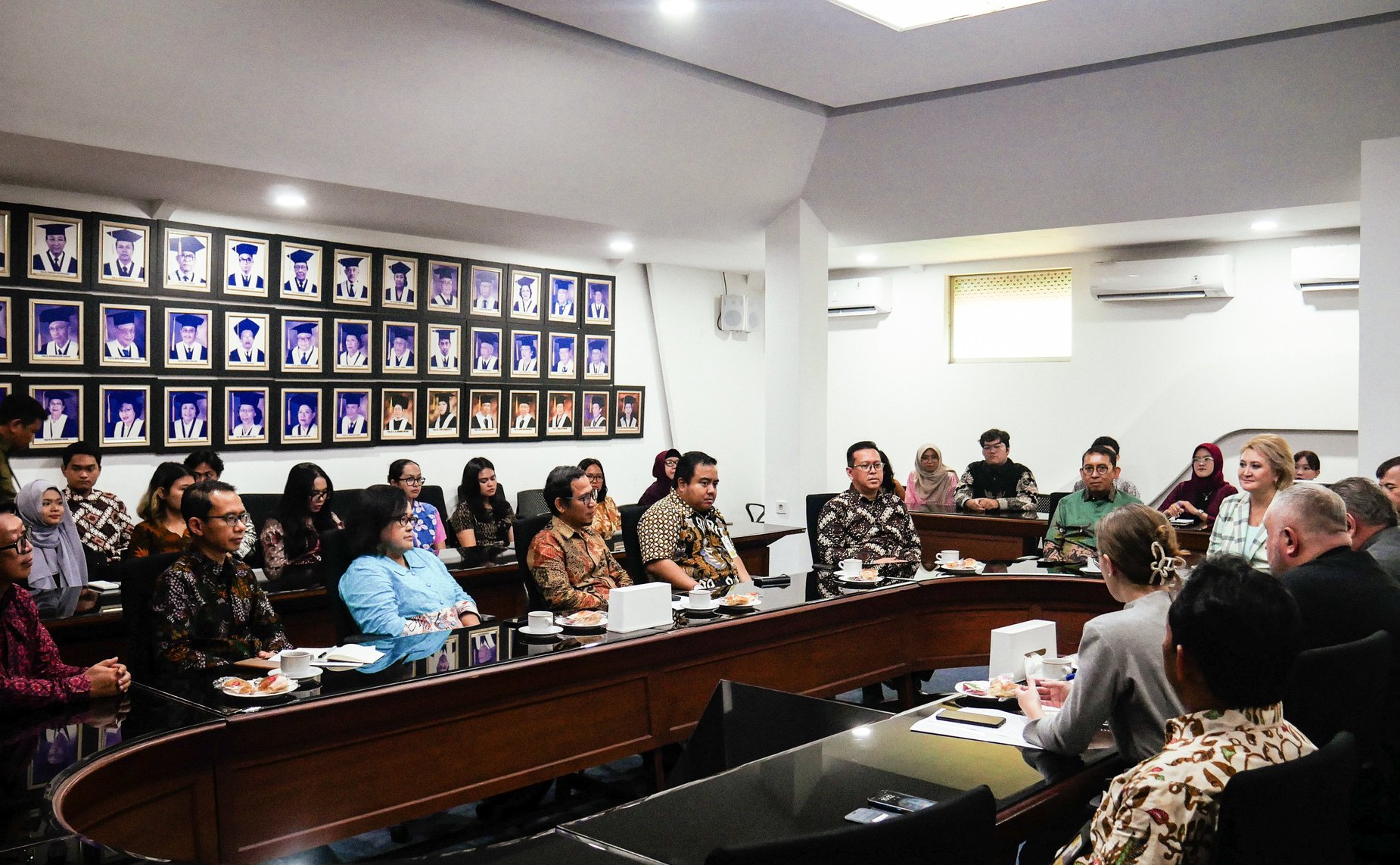 Делегация Совета Федерации посетила Университет Индонезии в Джакарте и провела встречу с руководством учебного заведения и со студентами, изучающими русский язык