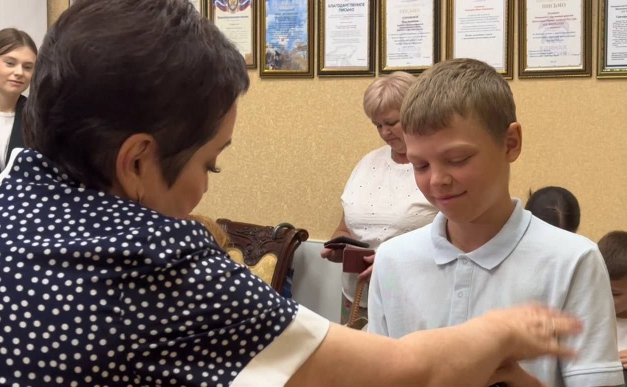 Лариса Мельник вручила детям из семей, попавших в трудную жизненную ситуацию, портфели с канцелярскими принадлежностями