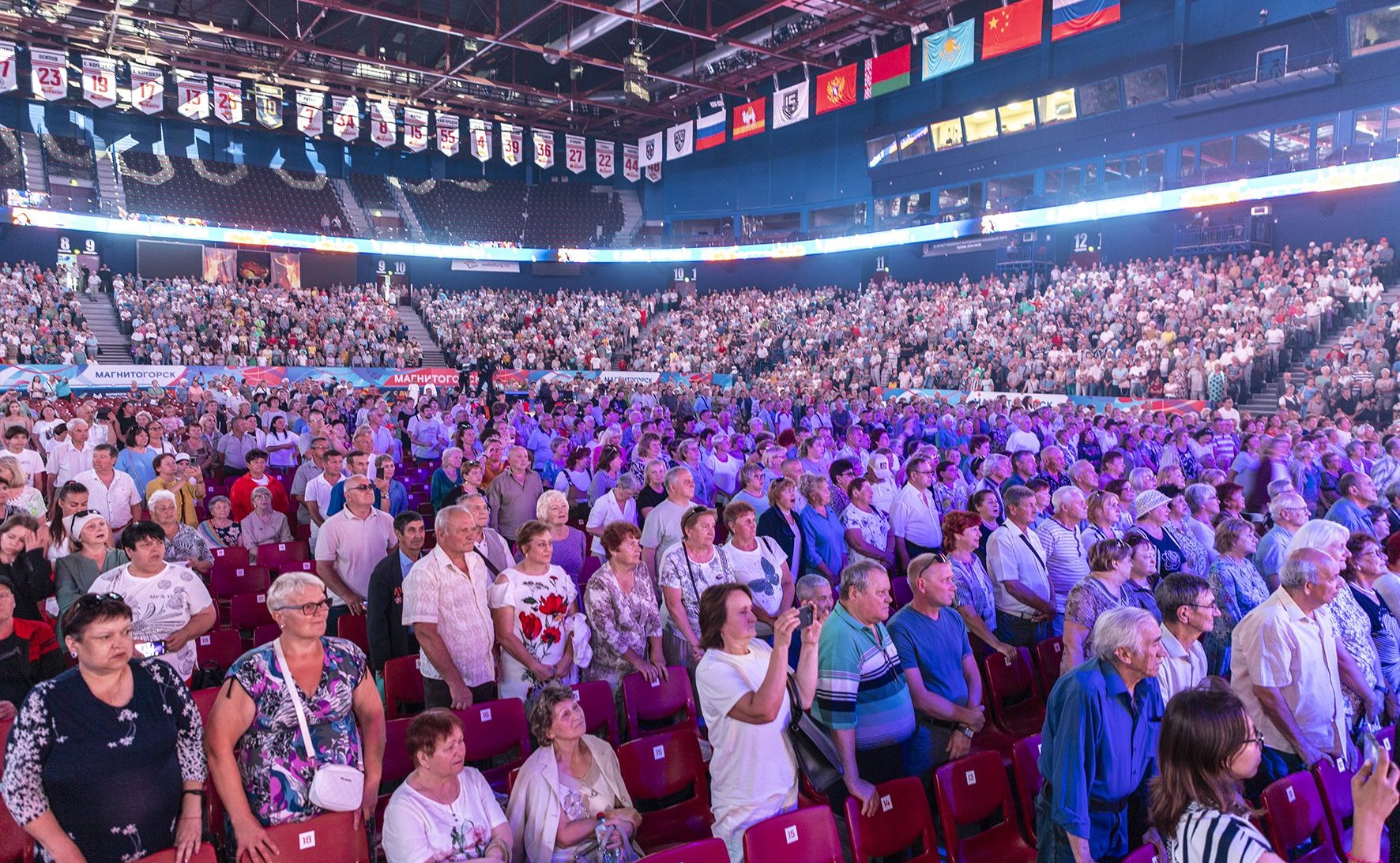 Олег Цепкин принял участие в торжественном вечере для ветеранов городских предприятий Магнитогорска