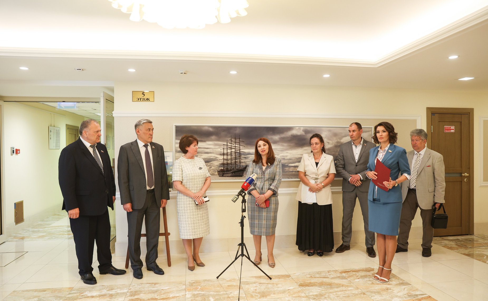 В Совете Федерации открылась ежегодная выставка «Портрет страны сердцами детей»