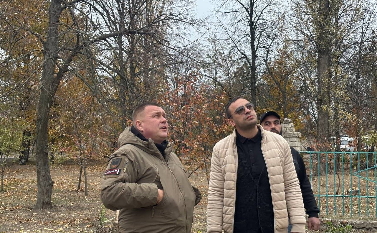 Игорь Кастюкевич вместе с представителями региона – шефа, Рязанской области, посетили центральную больницу Верхнего Рогачика, где сейчас ремонтируют здание поликлиники