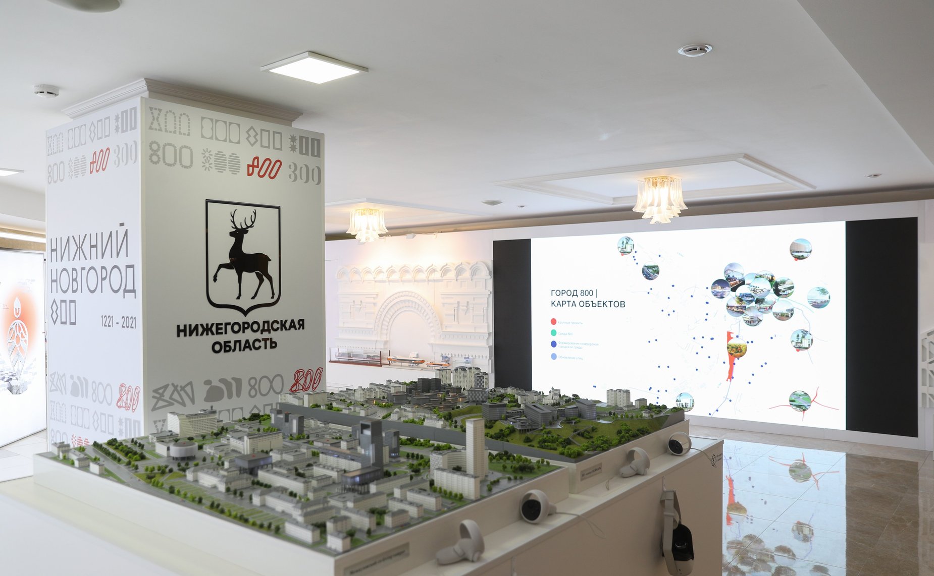 Председатель Совета Федерации Валентина Матвиенко и губернатор Нижегородской области Глеб Никитин осмотрели выставку, на которой представлены инновационные проекты и перспективы развития региона
